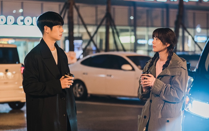 Jung Hae In Goda Chae Soo Bin Pura-Pura Lemah di Lokasi Syuting A Piece of Your Mind Jung Hae In Goda Chae Soo Bin Pura-Pura Lemah di Lokasi Syuting A Piece of Your Mind