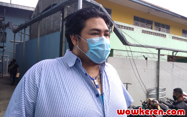 Ivan Gunawan Jualan Peyek Demi Bayar Gaji Karyawan