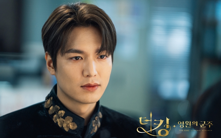 Visual Lee Min Ho Syuting 'The King: Eternal Monarch' Naik Kuda di Jalanan Bikin Terpukau