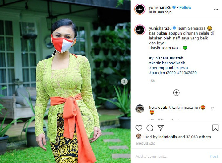 Masih Suasana Kartini, Yuni Shara Cantik Berkebaya Hijau Saat Bagi-Bagi Sembako