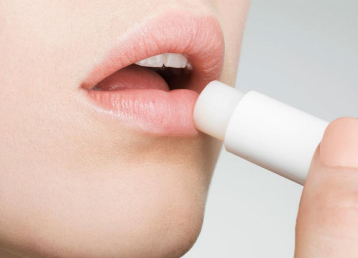 Semprotkan Face Mist dan Gunakan Pelembab Bibir