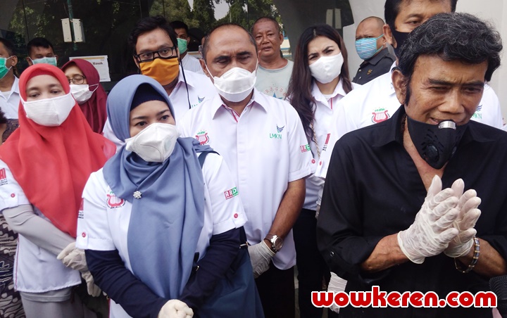 Rhoma Irama Gandeng Relawan Serahkan Bantuan APD Ke RSCM