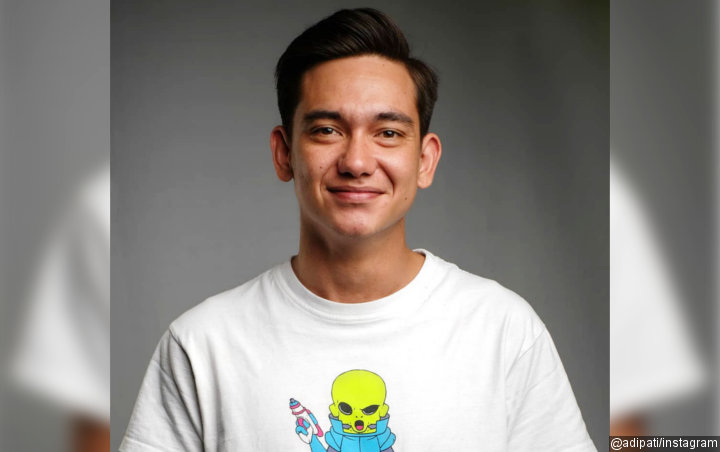 Adipati Dolken 'Santri Tampan' Pakai Baju Koko, Ramai Ajakan Buka Puasa Bareng