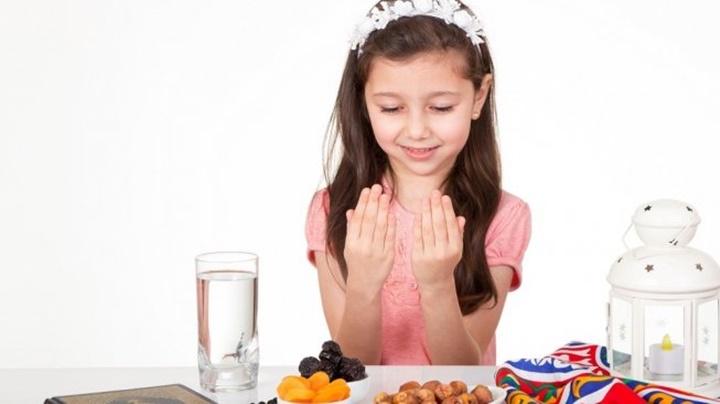 Siapkan Makanan Kesukaan Anak Saat Berbuka