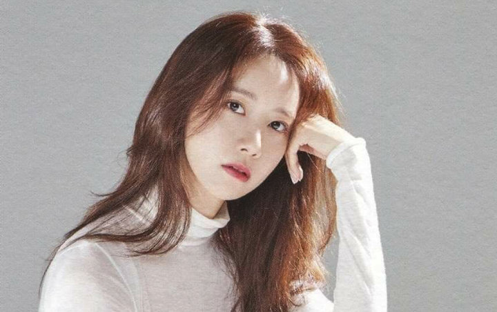 Yoona Jalan-Jalan Bareng Anjingnya, Wajah Menawan Tuai Kebanggaan Padahal Tertutup Masker Yoona Jalan-Jalan Bareng Anjingnya, Wajah Menawan Tuai Kebanggaan Padahal Tertutup Masker