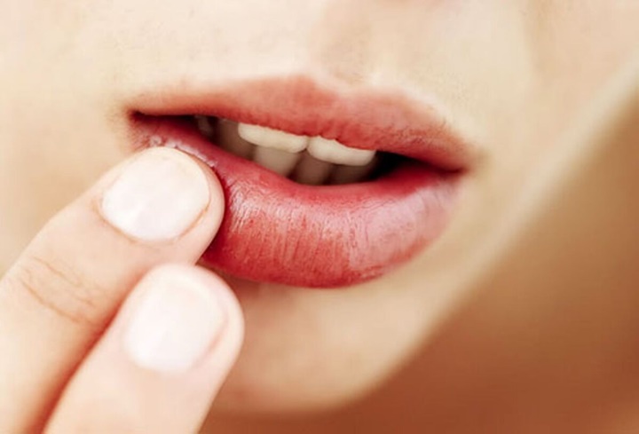 Jangan Menjilat Bibir