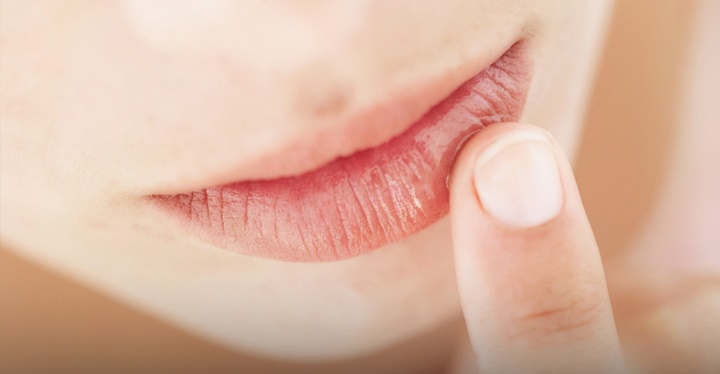 Gunakan Lip Butter Atau Oleskan Madu Sebelum Tidur