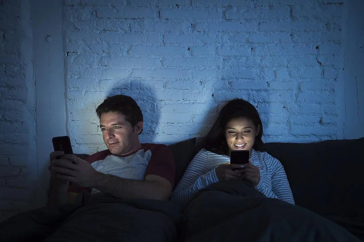 Jangan Main Gadget Sebelum Tidur