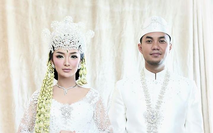 Zaskia Gotik Pamer Kaki Putih Mulus Harga  Gaun  Pengantin  