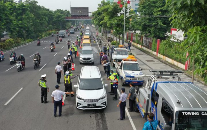 Hari Pertama PSBB Surabaya, Penumpang Minibus Diturunkan Karena 'Kelebihan Muatan'