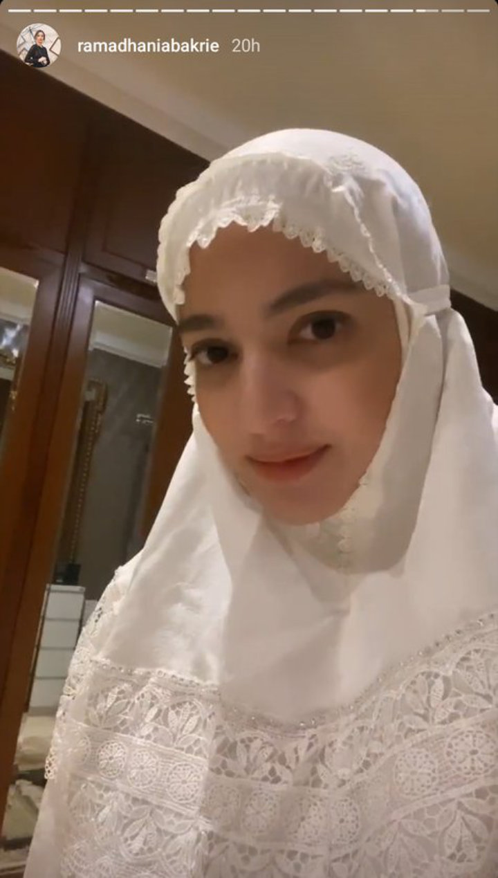Tampil Polos No Make Up Pakai Mukena, Wajah Cantik Nia Ramadhani Jadi Sorotan