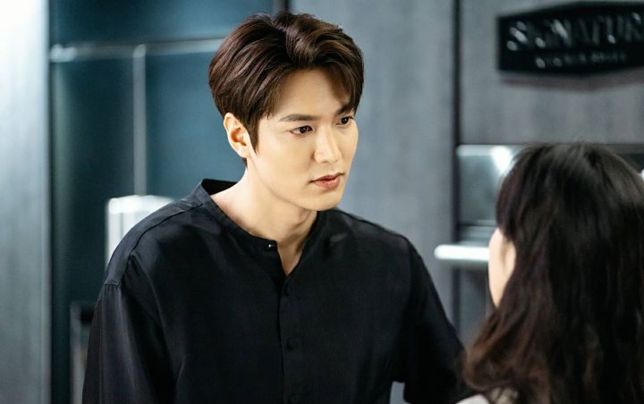 Lee Min Ho Konsentrasi Baca Naskah The King: Eternal Monarch, Tuai Komentar Tidak Terduga