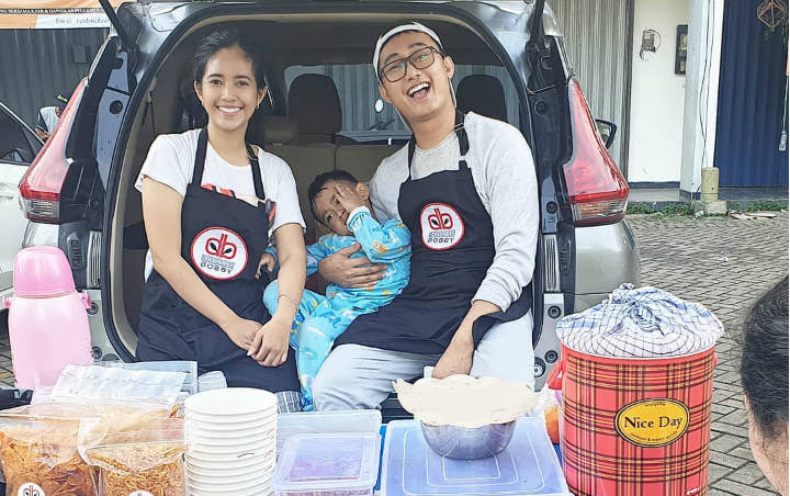 Pendapatan Menipis Imbas Corona, Boby Tince Jualan Makanan Keliling Bareng Istri