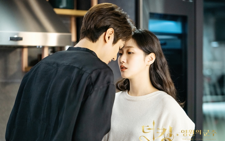 Kim Go Eun dan Lee Min Ho Dibocorkan Makin Romantis di The King: Eternal Monarch