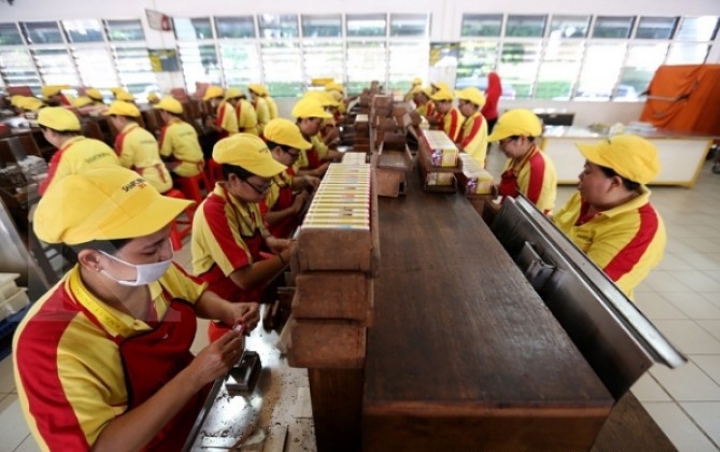 Keluarga Karyawan Pabrik Sampoerna Didampingi 'Petugas Khusus' Demi Cegah Pengucilan Warga Sekitar