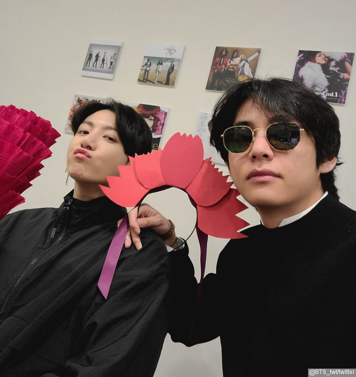 V dan Jungkook BTS Rayakan Hari Anak dengan Live Hingga Selfie Bareng 2