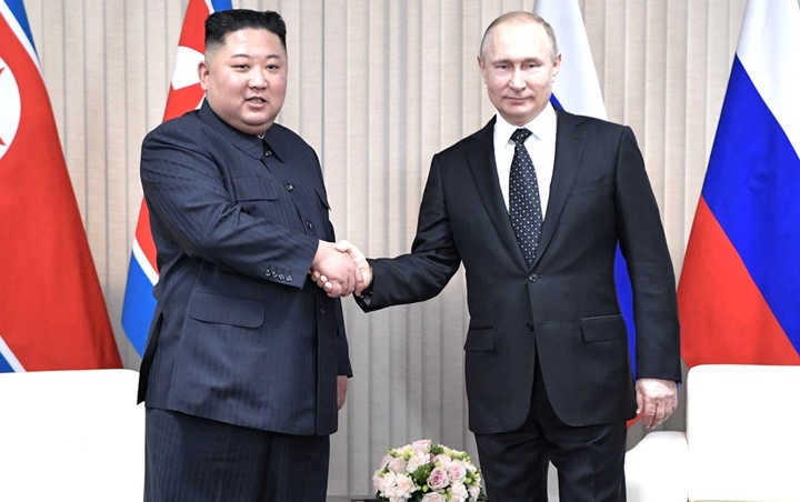 Presiden Rusia Vladimir Putin Beri Medali Penghargaan untuk Kim Jong Un