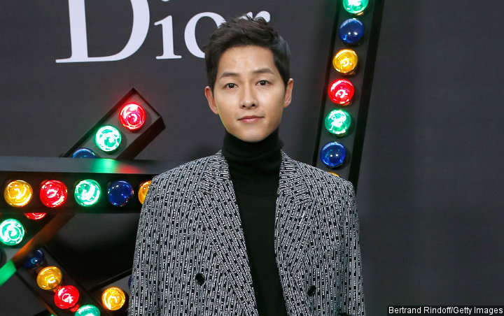 Song Joong Ki Konsisten Rupawan Optimal Sedangkan Kenakan Kaus Kaki Berlubang di Teaser Space Sweepers Song Joong Ki Konsisten Rupawan Optimal Sedangkan Kenakan Kaus Kaki Berlubang di Teaser Space Sweepers