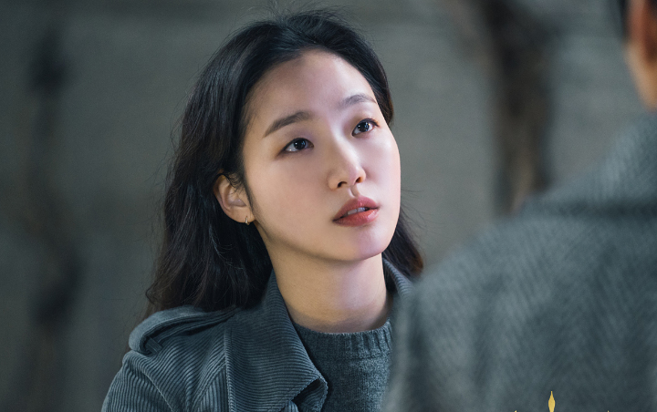Kim Go Eun Berubah Drastis Jadi Penjahat, Kesanggupan Akting Dipuji Staf The King: Eternal Monarch Kim Go Eun Berubah Drastis Jadi Penjahat, Kesanggupan Akting Dipuji Staf The King: Eternal Monarch