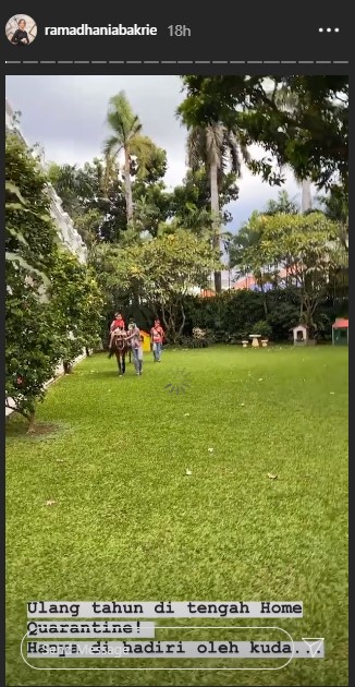 Nia Ramadhani Datangkan Kuda Ke Halaman Rumah Untuk Sambut Ulang Tahun Anak Ketiganya
