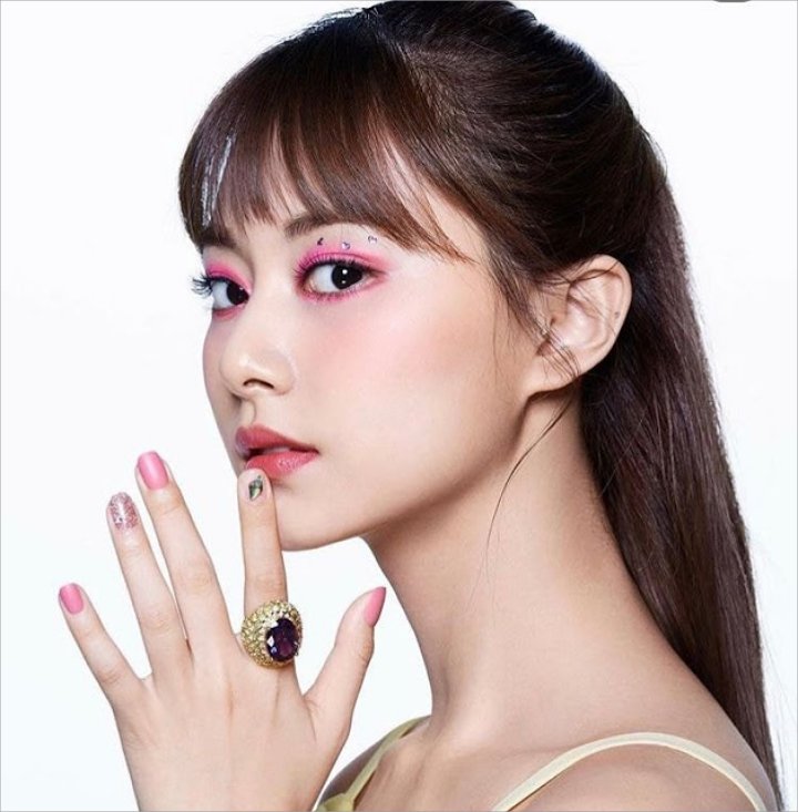 Tzuyu Twice atau Sakura IZ
