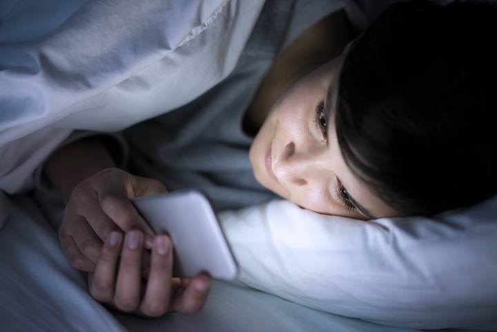 Terlalu Lama Menatap Layar Terutama Pada Malam Hari