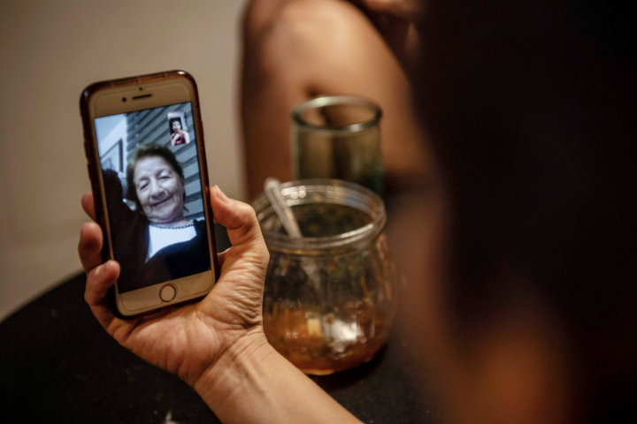 Video Call Teman Atau Keluarga