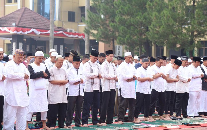 Lebaran Bakal 'Ditemani' Corona, MUI Rilis Fatwa Pelaksanaan Salat Id di Rumah