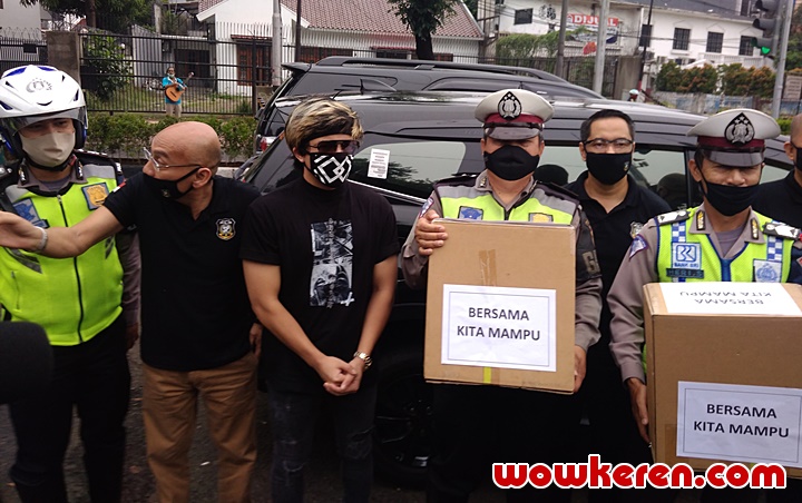 Atta Halilintar Bagi-Bagi Makanan Buka Puasa Ke Polisi