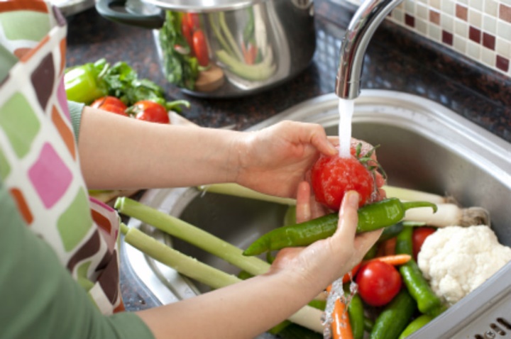 Cuci Buah Dan Sayur Dengan Air Mengalir 