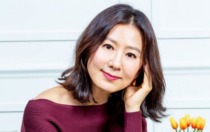 Pose Seksi di Sampul Majalah, Kim Hee Ae The World of the Married Tuai Kebanggaan Selangit Pose Seksi di Sampul Majalah, Kim Hee Ae The World of the Married Tuai Kebanggaan Selangit