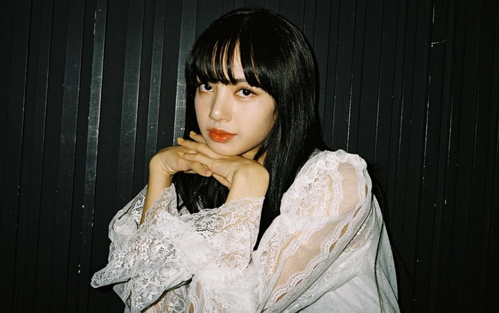 Gaya Kantoran Lisa BLACKPINK Keren Abis, Jam Tangan Seharga Kendaraan Bikin Nangis Gaya Kantoran Lisa BLACKPINK Keren Abis, Jam Tangan Seharga Kendaraan Bikin Nangis