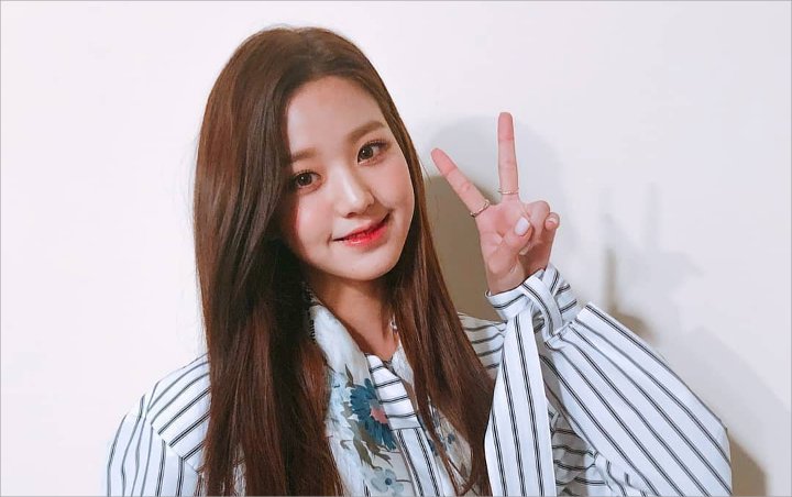 Imutnya Jang Won Young Komplain Soal Kaki Terlalu Panjang di Foto Imutnya Jang Won Young Komplain Soal Kaki Terlalu Panjang di Foto