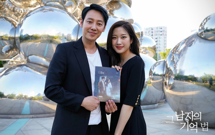 Moon Ga Young Kelelahan Ciuman Hot Bareng Kim Dong Wook di Final 'Find Me in Your Memory'