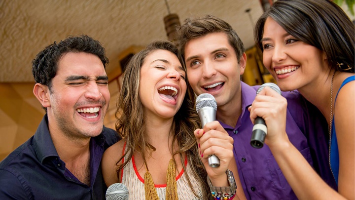 Karaoke  dan Bertukar Kado