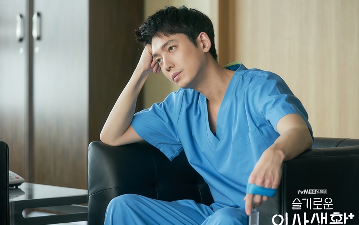 Reaksi Salting Jung Kyung Ho Hampir Ketahuan Pacaran di 'Hospital Playlist' Bikin Ngakak