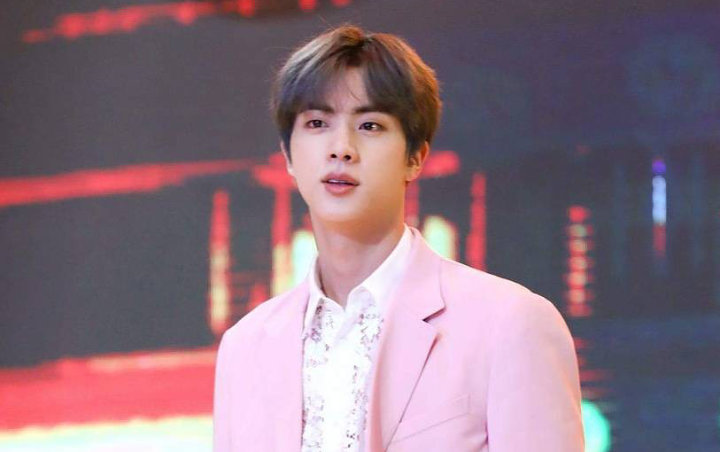 Gif Jin BTS Ini Disebut Paling Legendaris Saking Gantengnya