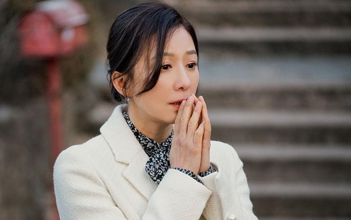 Bukan Pengkhianatan Suami, Ini yang Bikin Kim Hee Ae Lebih Terluka di 'The World Of The Married'