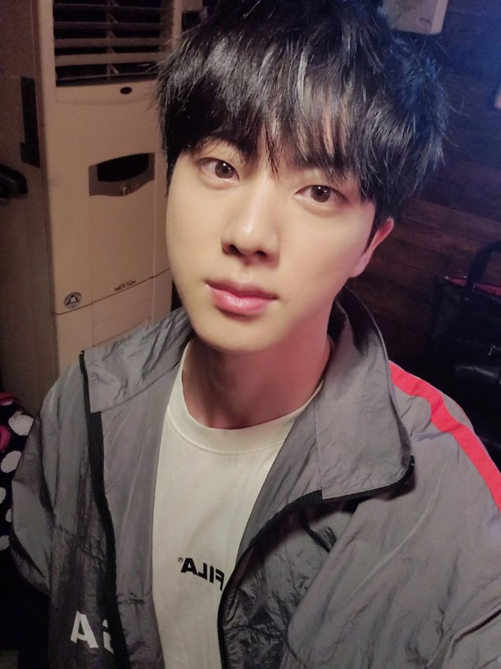 Jin BTS Curhat Tidur habis Makan Kaki Babi Kukus, Wajahnya Yang Kembung jadi Topic Dunia