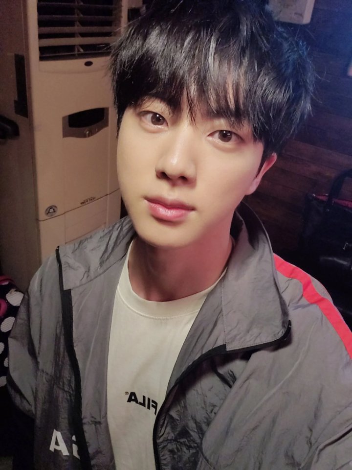 Jin BTS Bangun Tidur Langsung Selfie, Wajah Kembung Jadi Hot Topic