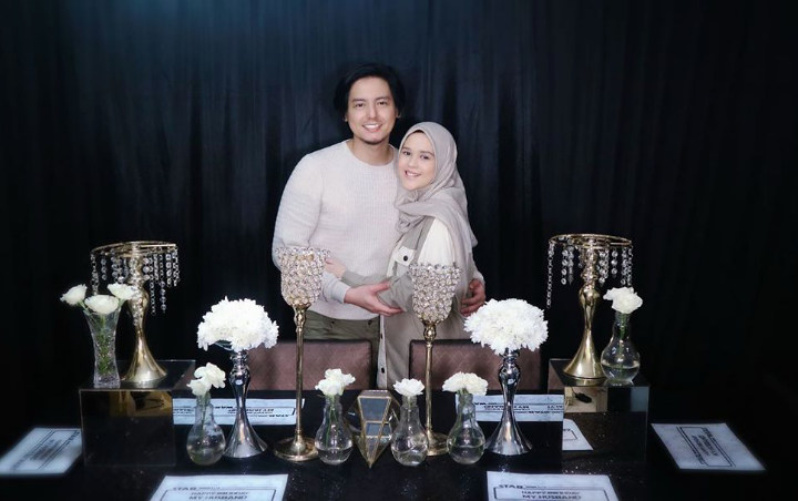 Cut Meyriska dan Roger Danuarta Perdana Rayakan Lebaran Bersama Dengan Salat Id Di Rumah