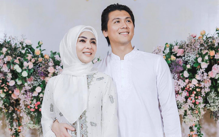 Syahrini Cantik Bercadar Maaf-Maafan Bareng Reino, Typo 'Ied Mubarak' Tuai Sindiran