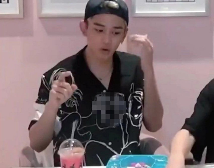Lucas WayV Dikritik Habis-Habisan Karena Kemeja Vulgar Tentang Lesbian 2