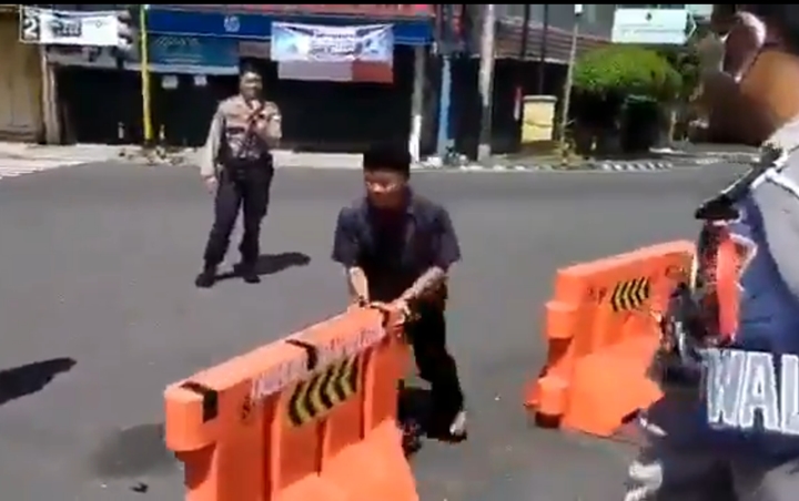 Viral Penjahit di Wonosobo Bongkar Pembatas Jalan Saat PSBB Corona, Penyebab Asli Bikin Nyesek