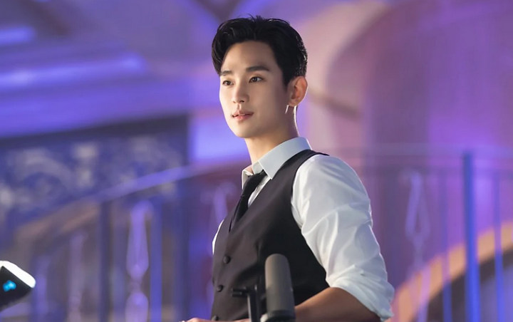 Kim Soo Hyun Berubah Jadi Pekerja Keras yang Tampan di Foto Adegan Psycho But Its Okay