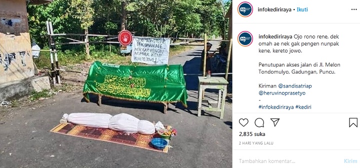 Kasus Positif COVID-19 di Kediri Terus Meningkat, Keranda dan Pocong Jadi Portal Jalan Dusun