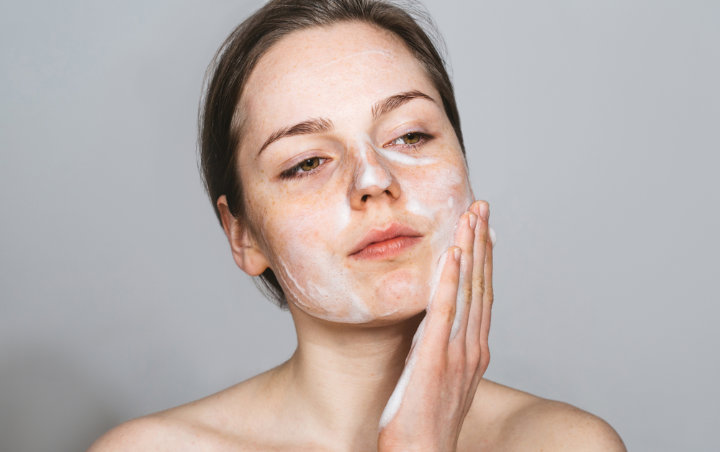 Nggak Boleh Asal Pilih, Intip 8 Rekomendasi Face Wash Yang Lembut Untuk Wajah Sensitif Kalian