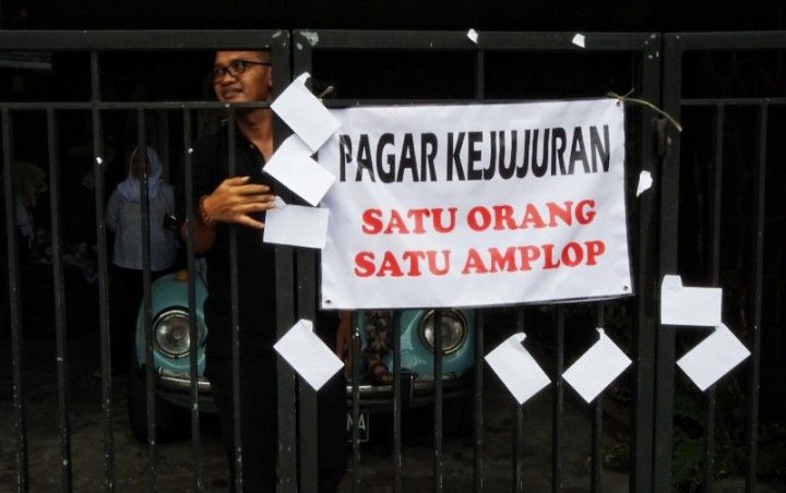 Warga Sidoarjo Bikin 'Pagar Kejujuran', Bagikan Amplop Lebaran Tanpa Perlu Kontak Fisik