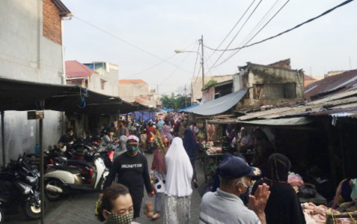 Kasus Corona Sudah Gawat, Warga Surabaya Tetap Santai Belanja Berdesak-Desakan Di Pasar