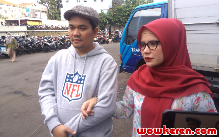 Indra Bekti dan Sang Istri Menyambut Hari Raya Idul Fitri di Rumah
